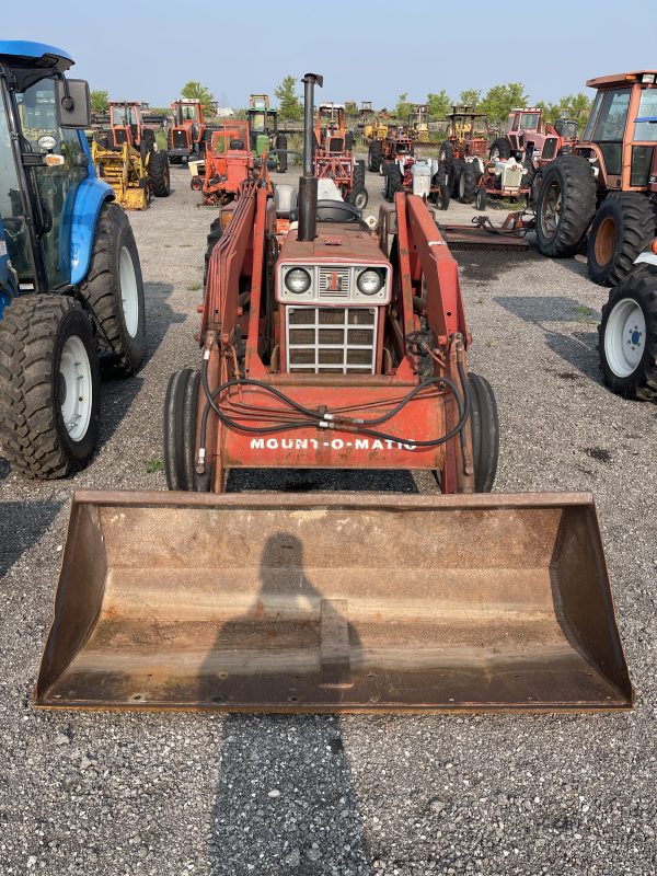 International 584 Tractor with loader - Image 2