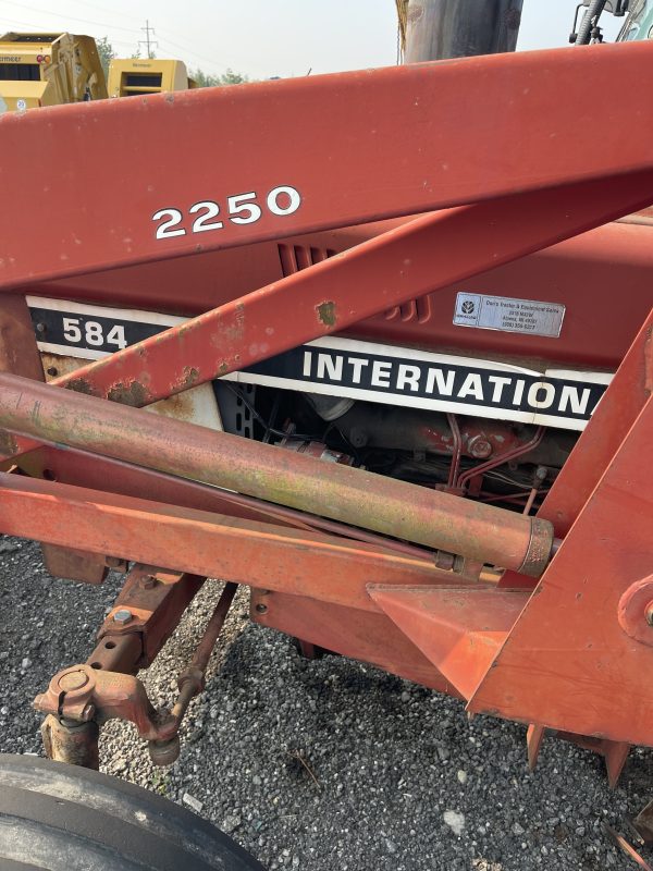 International 584 Tractor with loader - Image 3