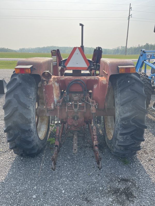 International 584 Tractor with loader - Image 5